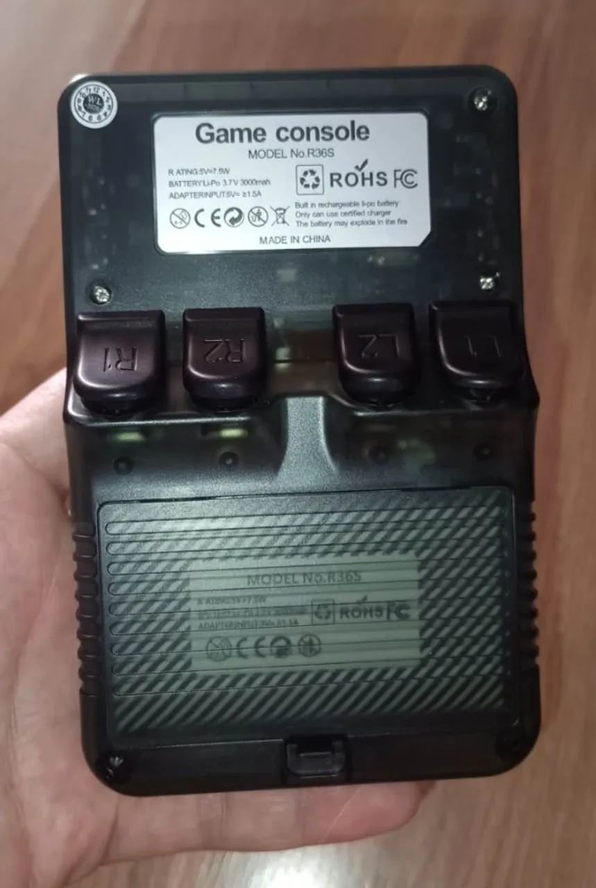 Console De Jogos Retro R36S Com Sistema Linux Tela 3,5 Polegadas 64Gb Cor Preto - Foto 5