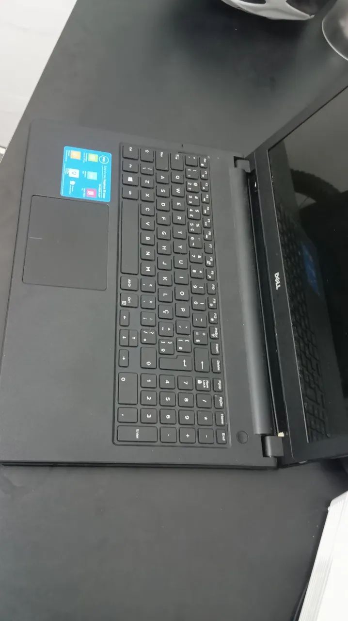 Notebook core i3 , com pequenos detalhes na carcaça 
