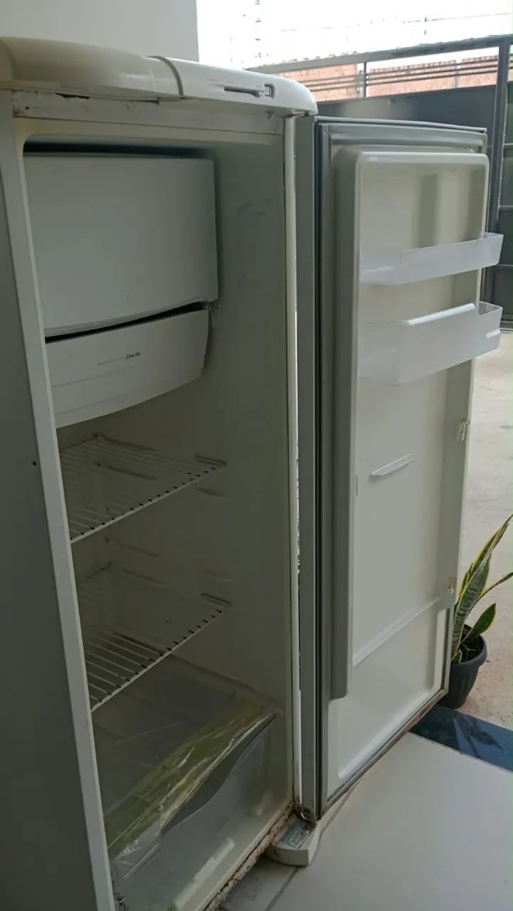 Vendo geladeira funcionando muito bem  - Foto 2