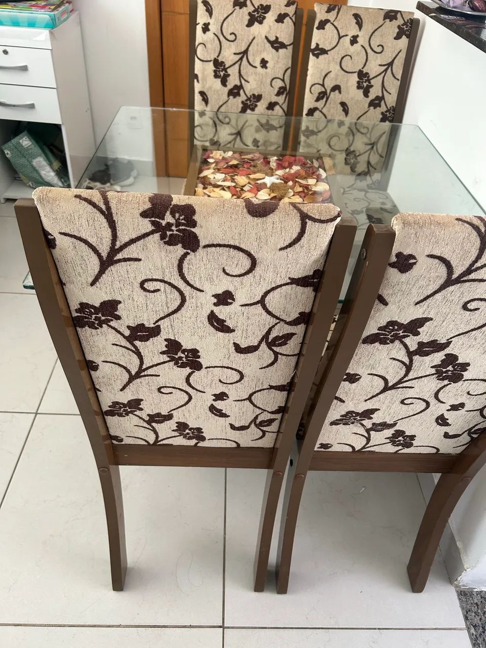 Vende- se uma mesa de 4 cadeiras. 