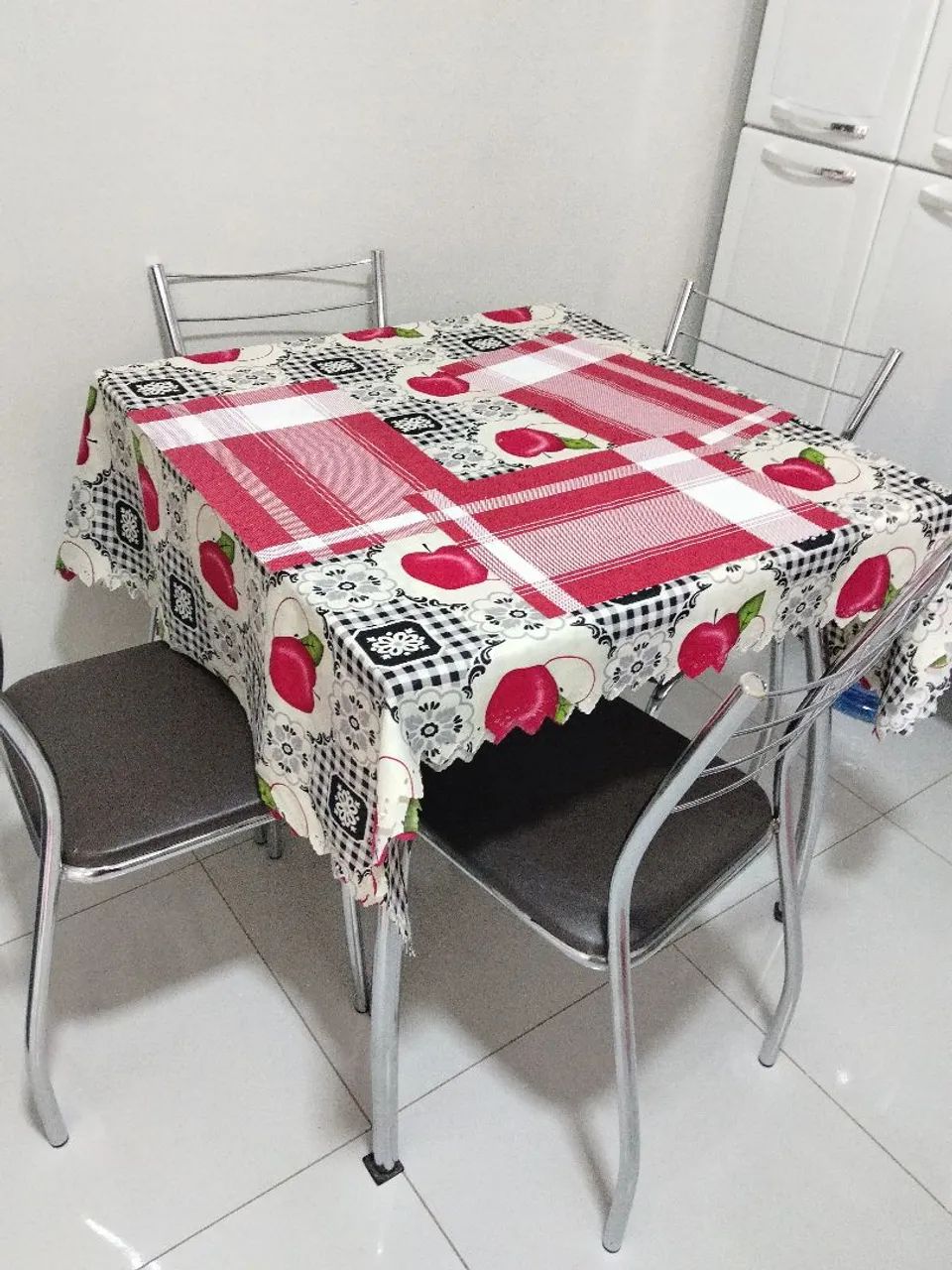 Vendo mesa com 4 cadeiras de vidro 