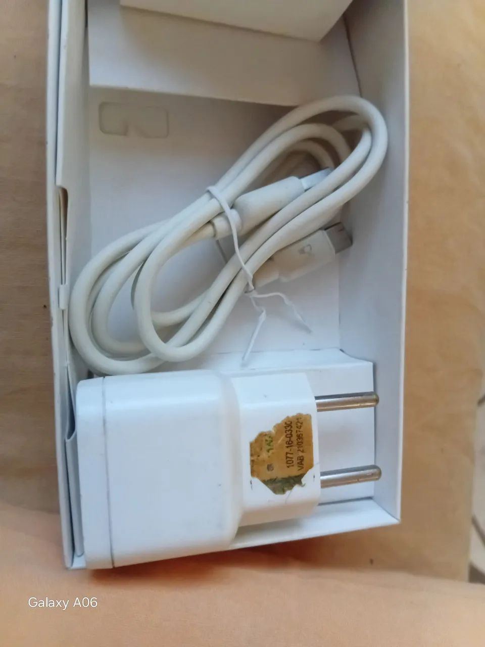 Vendo carregador original vai com 2 fontes - Foto 2