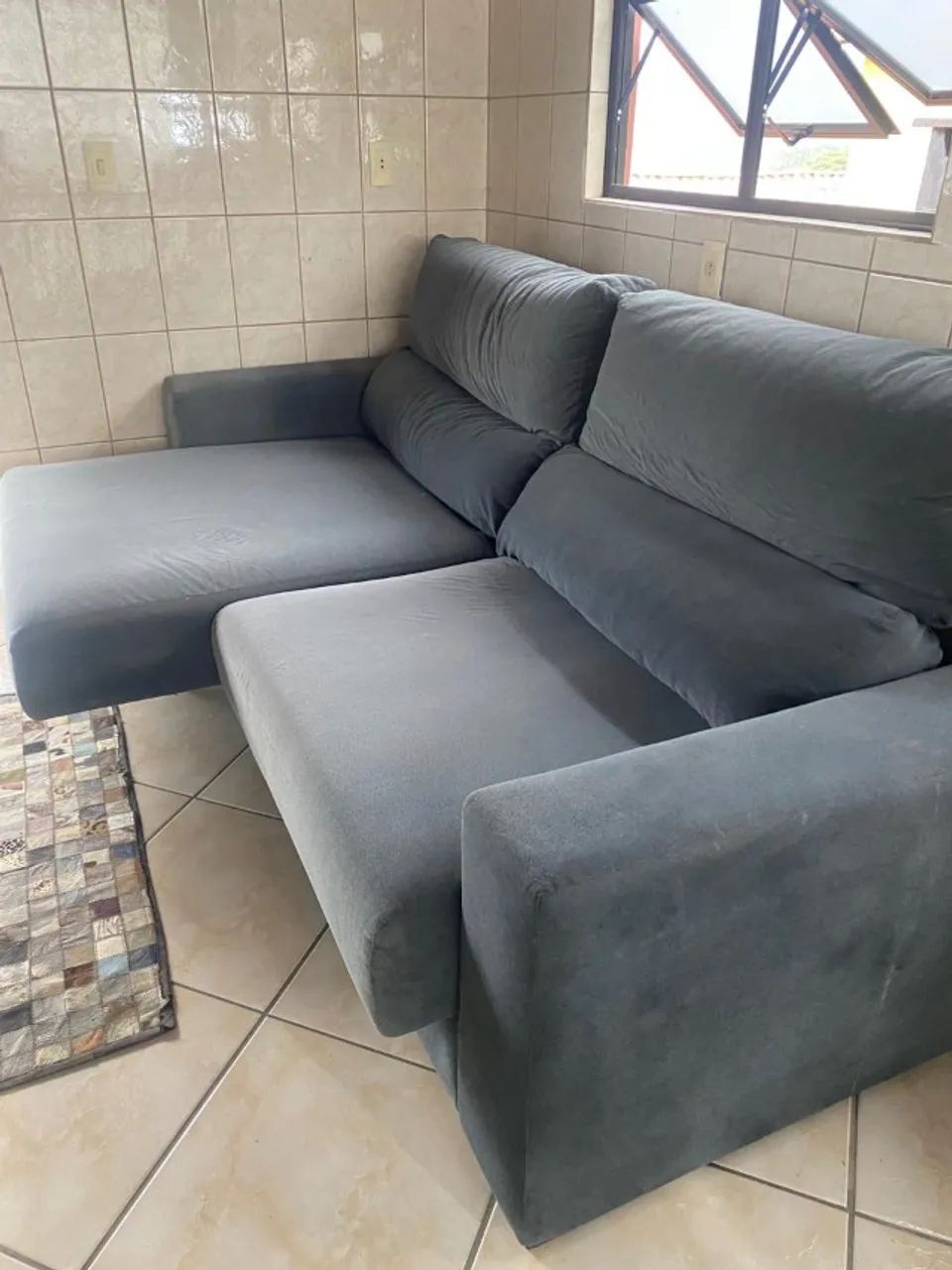 Sofá confortável impermeabilizado retrátil 4 lugares em tecido cinza suede valor excelente - Foto 3