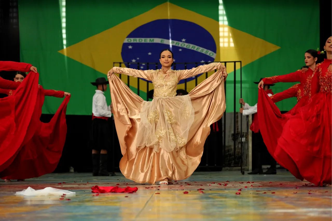 Vestido Dourado com Aplicação de Renda Elegante