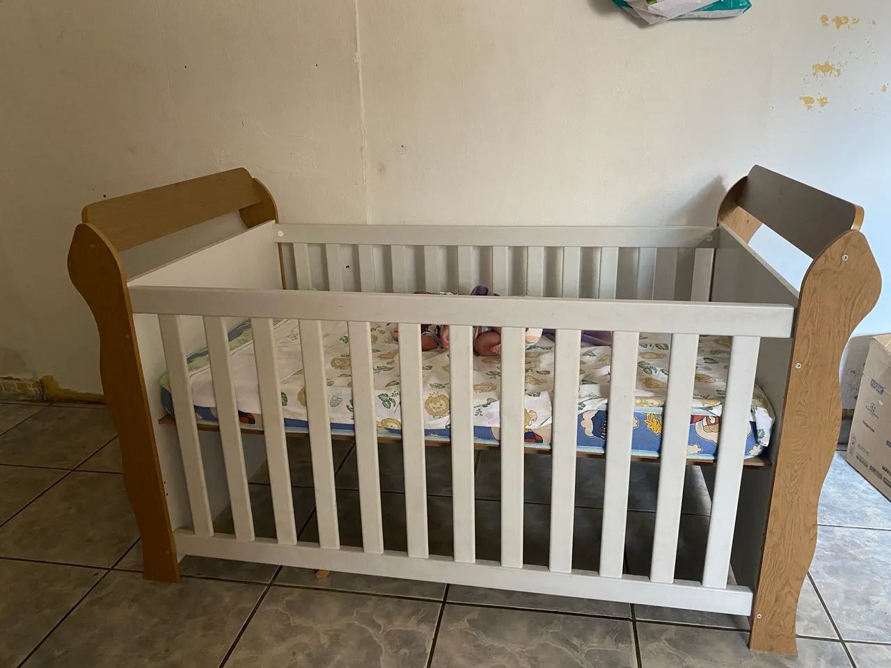 Berço de bebê e uma cômoda 