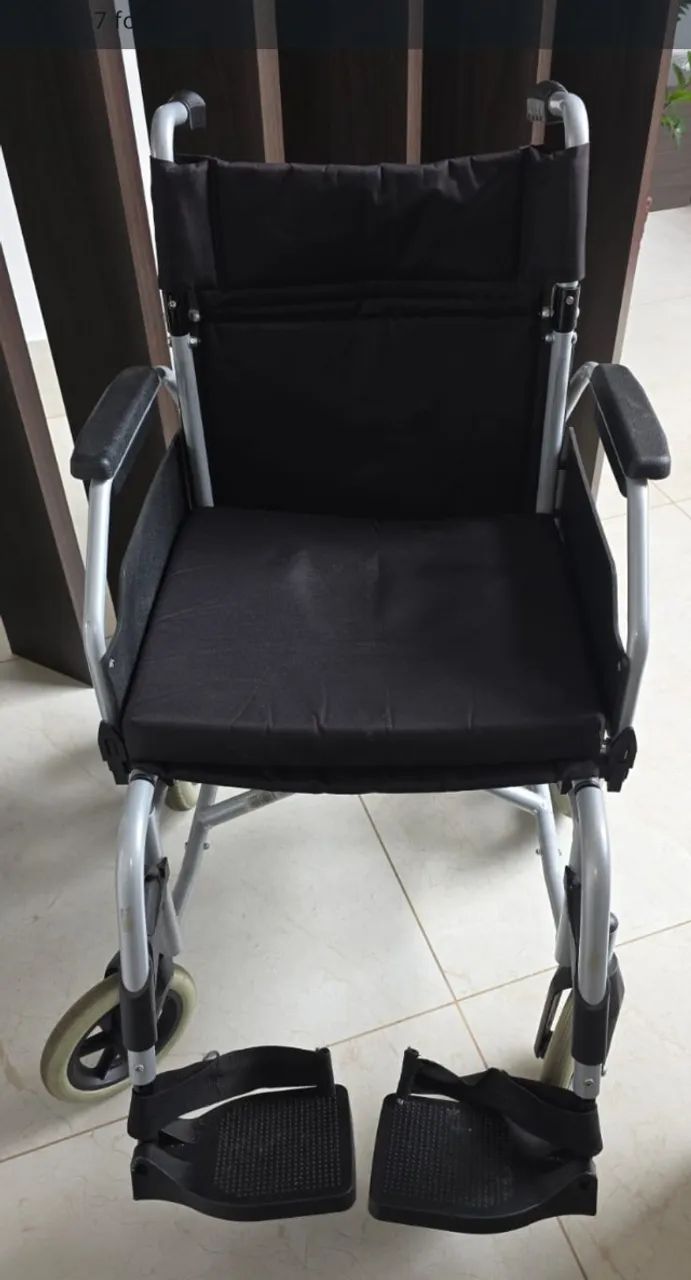 Excelente cadeira de rodas dobrável  e confortável 