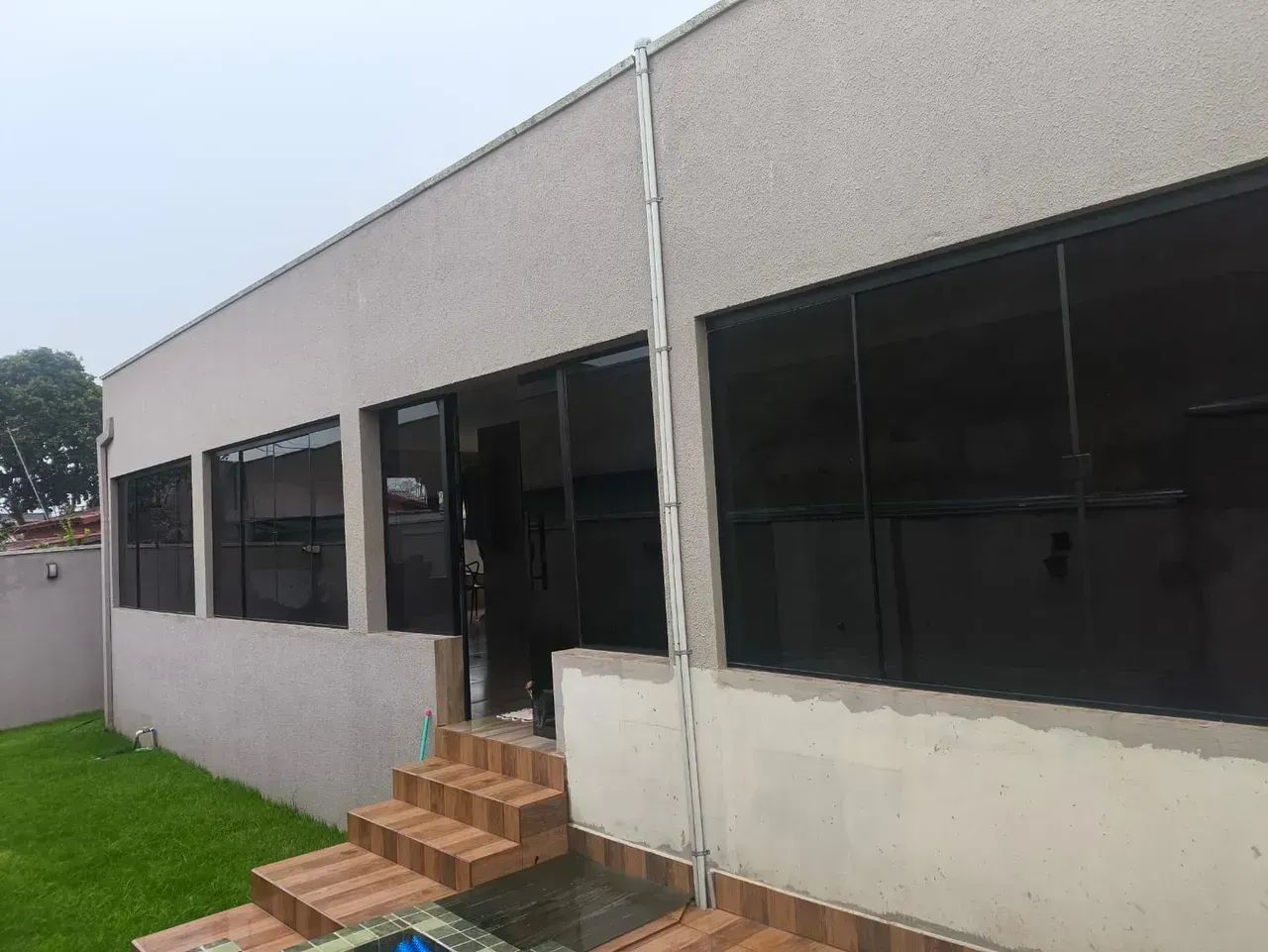 Vendo casa com 3 quartos 1 suíte com piscina e churrasqueira próximo ao centro - Foto 4