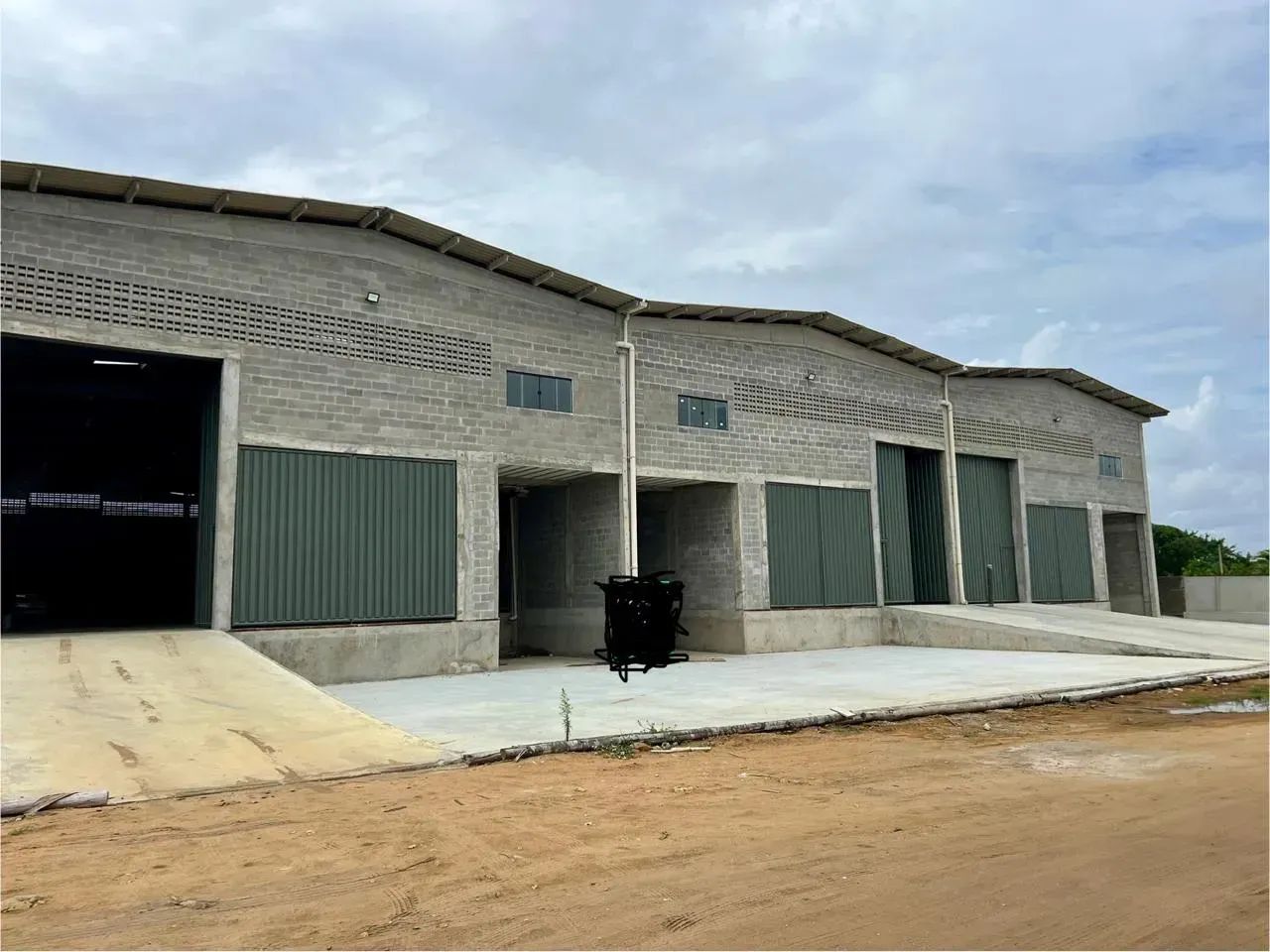 Galpão com 750 a 2250 m2 com docas, PD 8 m, à 100 m da BR-101