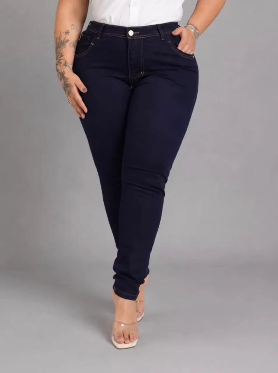 Vendo calça plus size tamanho 62 com laicra na cor azul escuro. - Foto 3