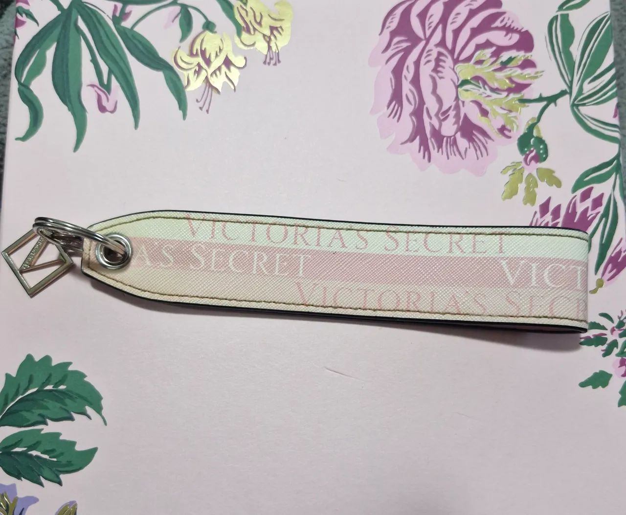 CHAVEIRO VICTORIA'S SECRET