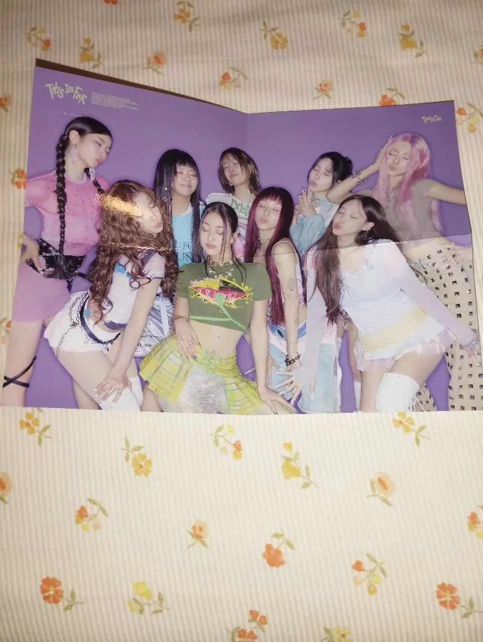 Poster oficial TWICE this is for Digipack 