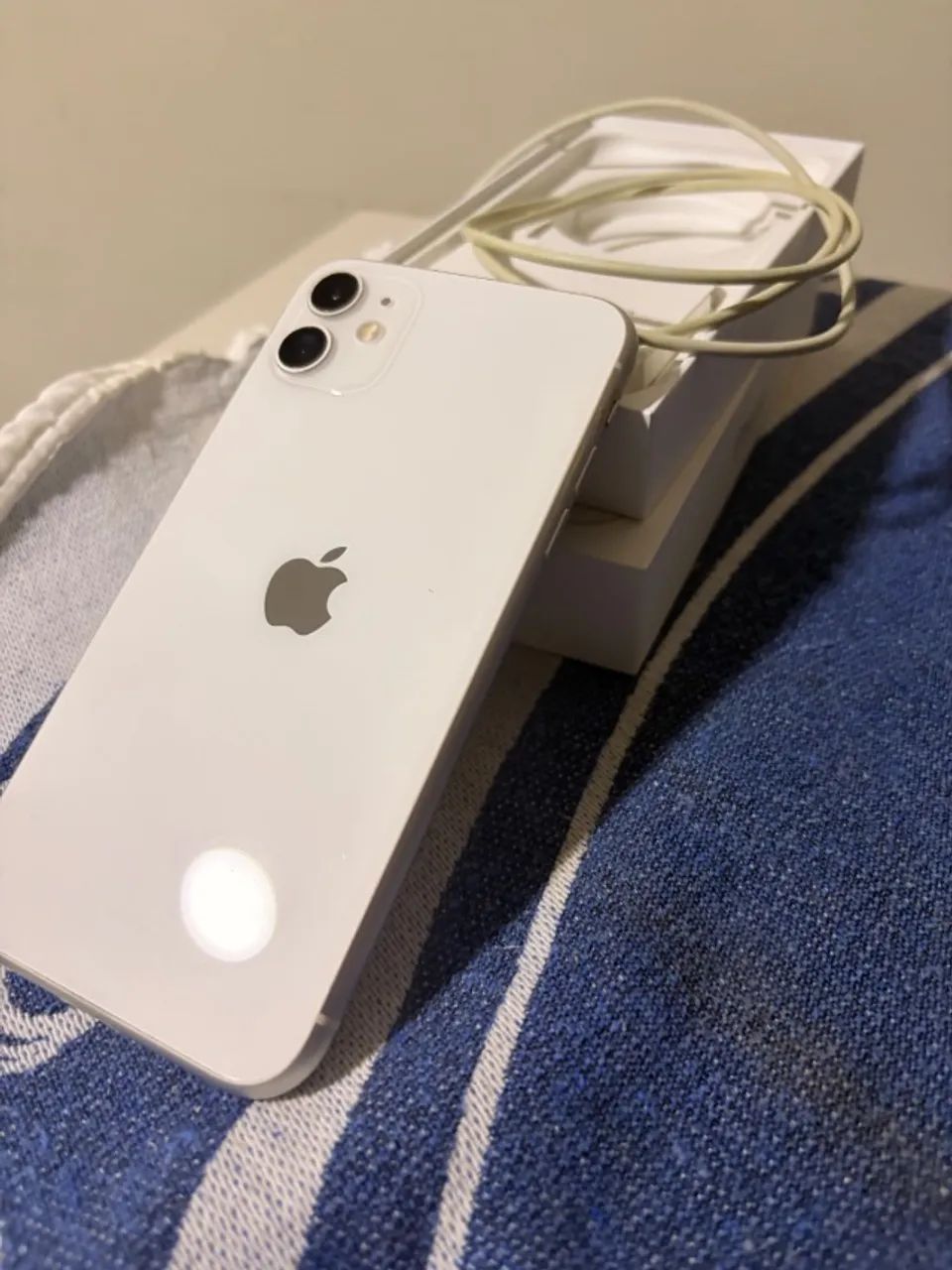 iPhone 11 branco, nunca foi aberto e com cabo USB original - Foto 2