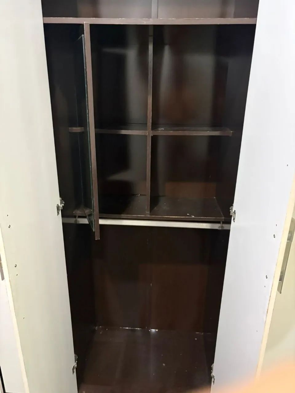 Guarda-roupas 6 portas, branco e preto, com espelho interno - Foto 4