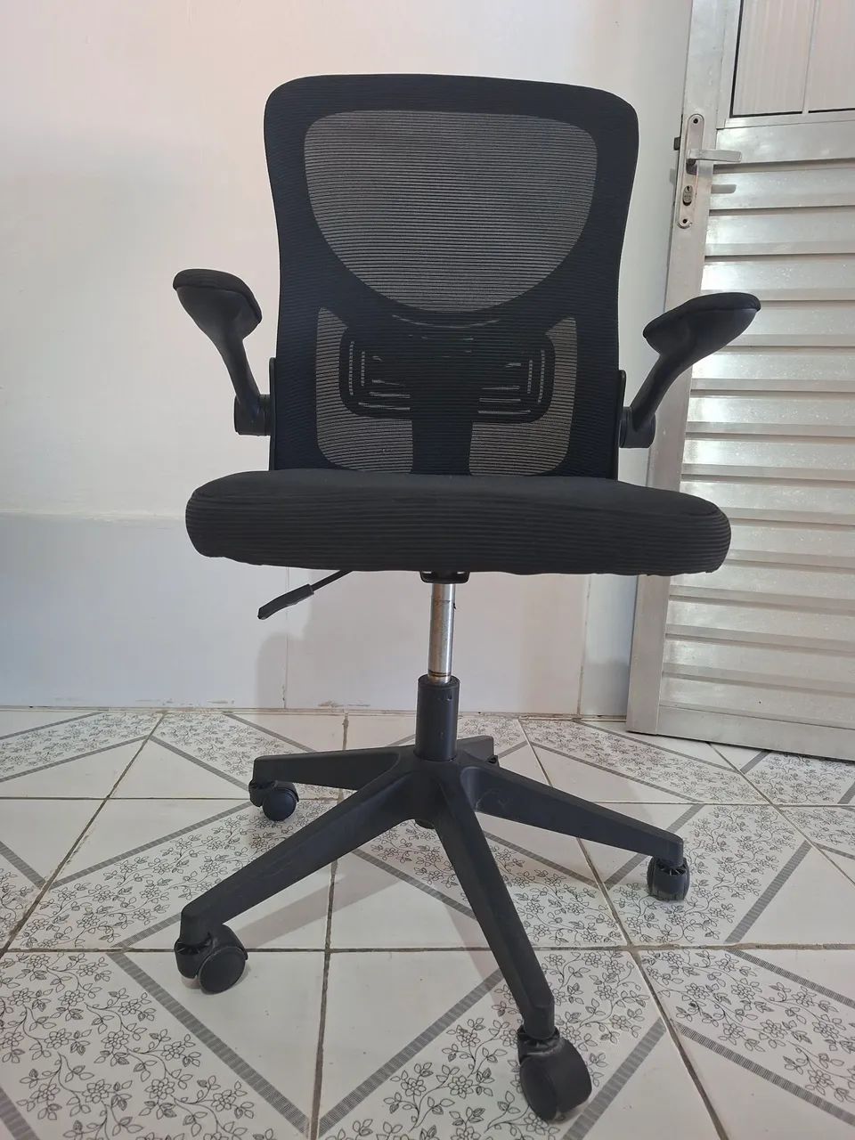 Vendo cadeira de escritório Mônaco giratória.