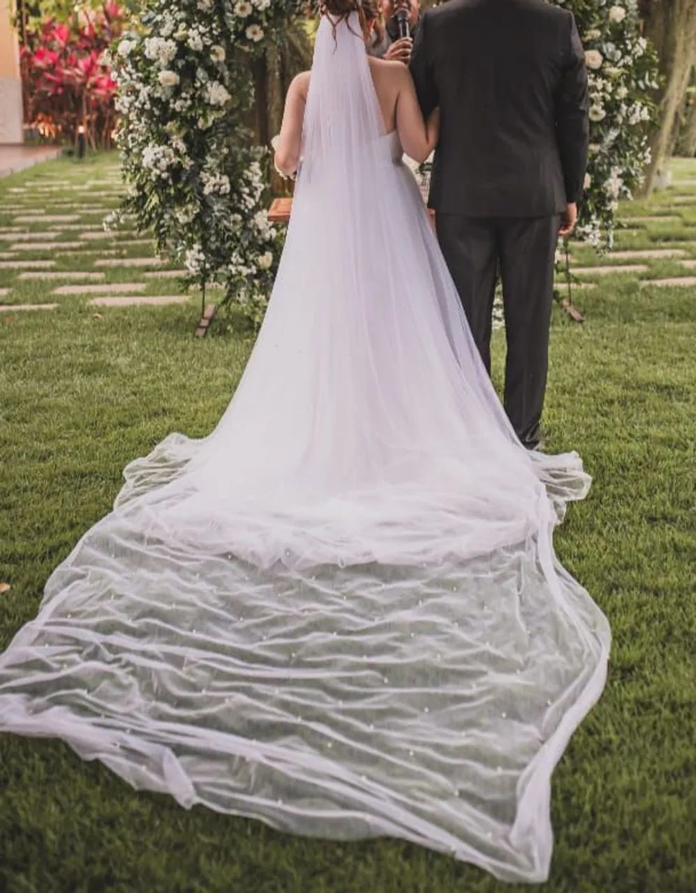 Véu de tule com pérolas