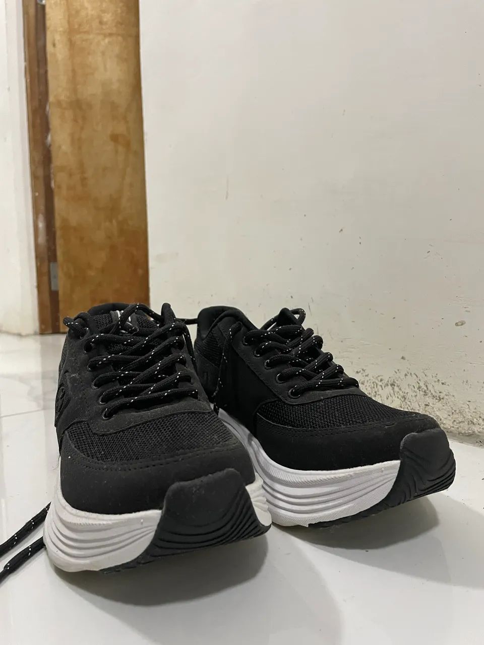 Tênis preto e branco 