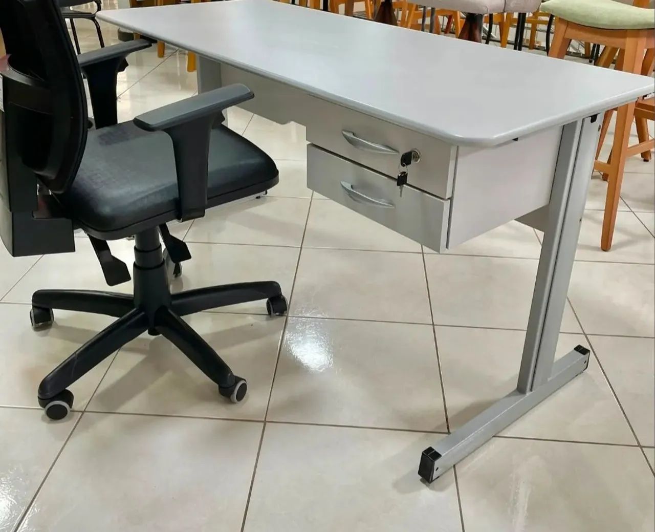 Mesa Escritorio 1,40m Cinza com 2 Gavetas - Foto 5