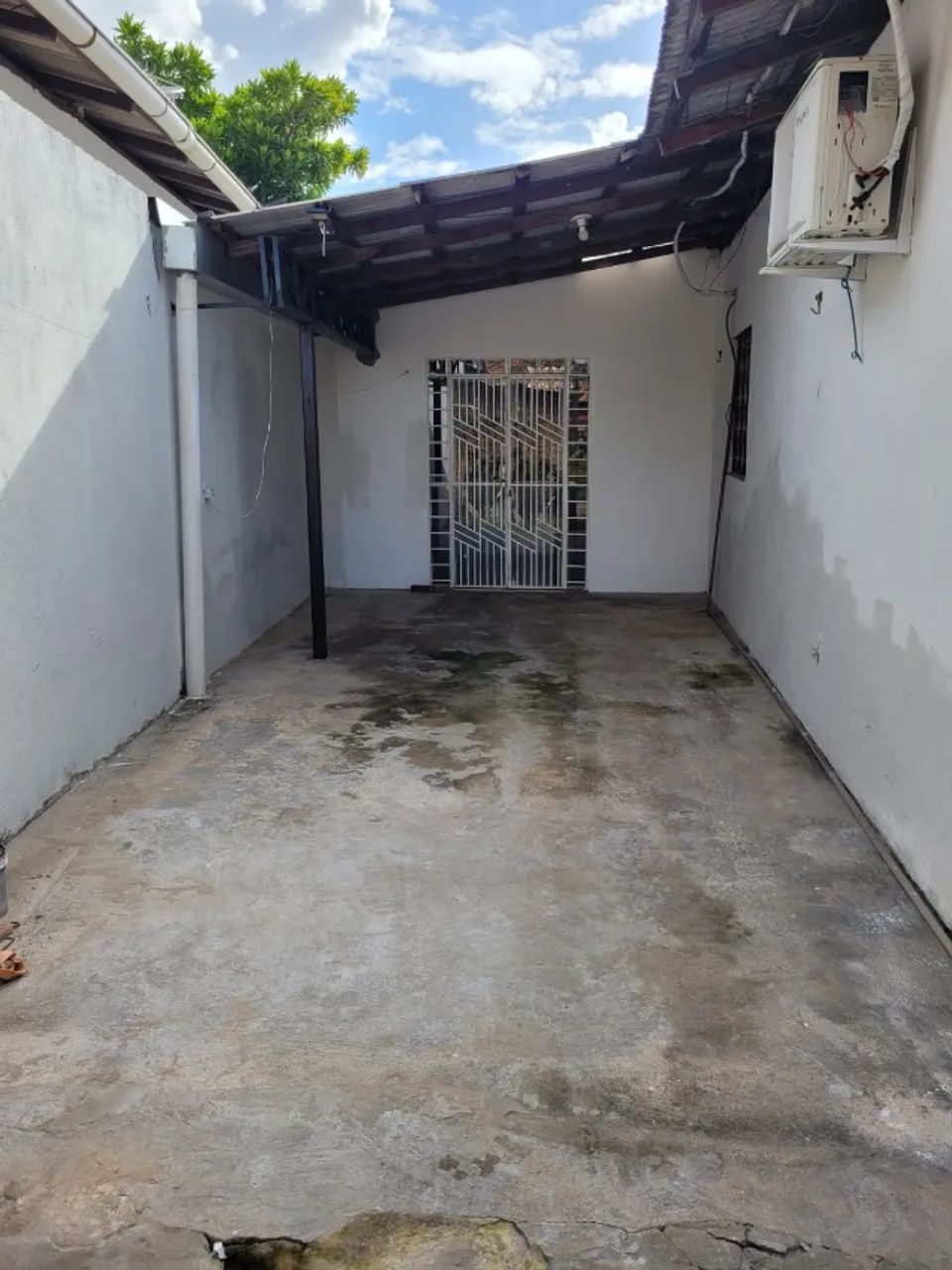 Alugo um apartamento, 2 quartos, banheiro, cozinha ampla, área de serviço e garagem!