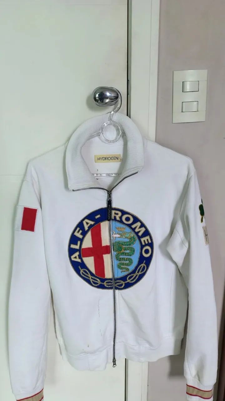 Casaco branco Hydrogen com brasão Alfa Romeo e zíper