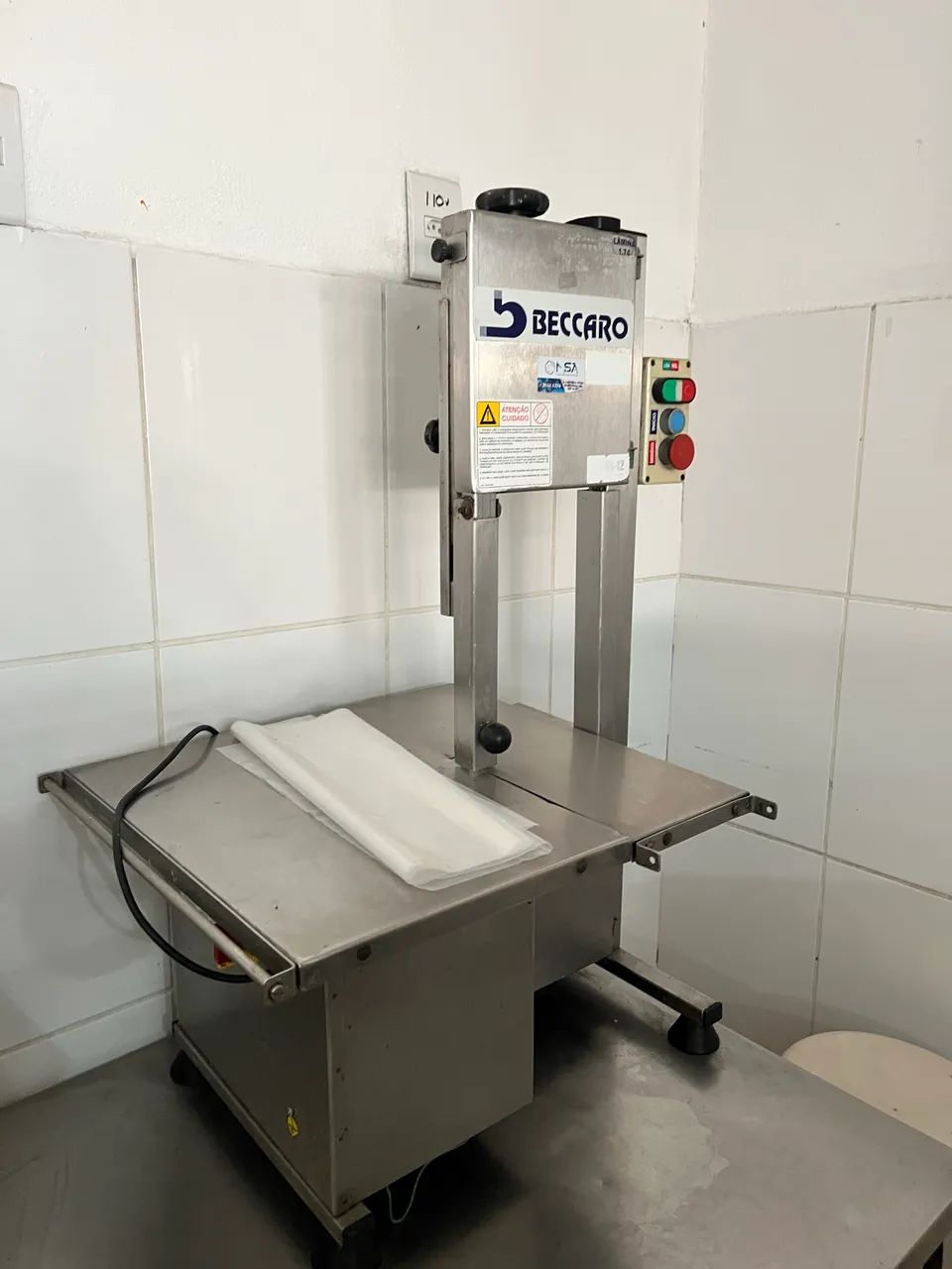 Máquina serra fita. 