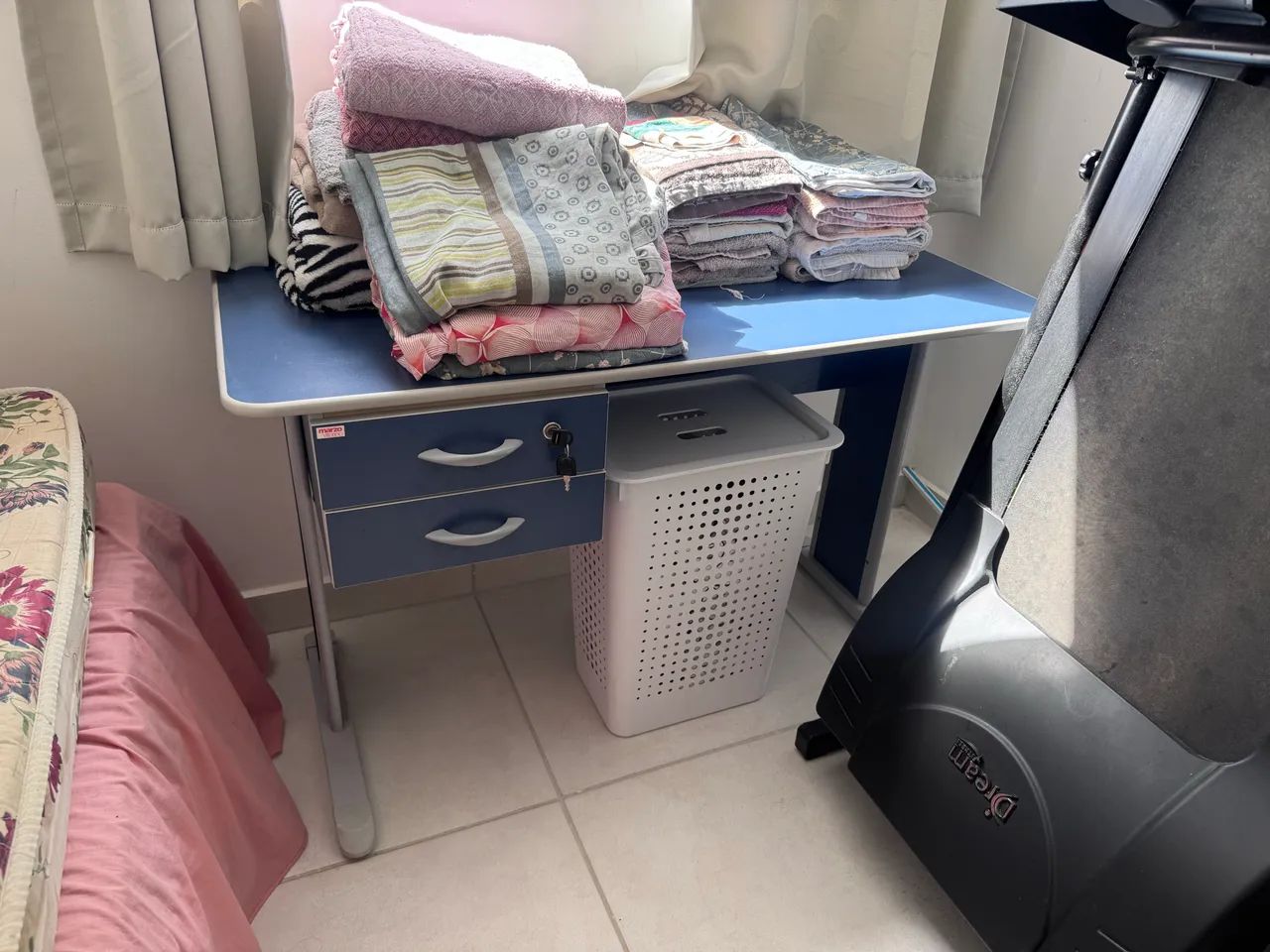 Mesa de escritório azul