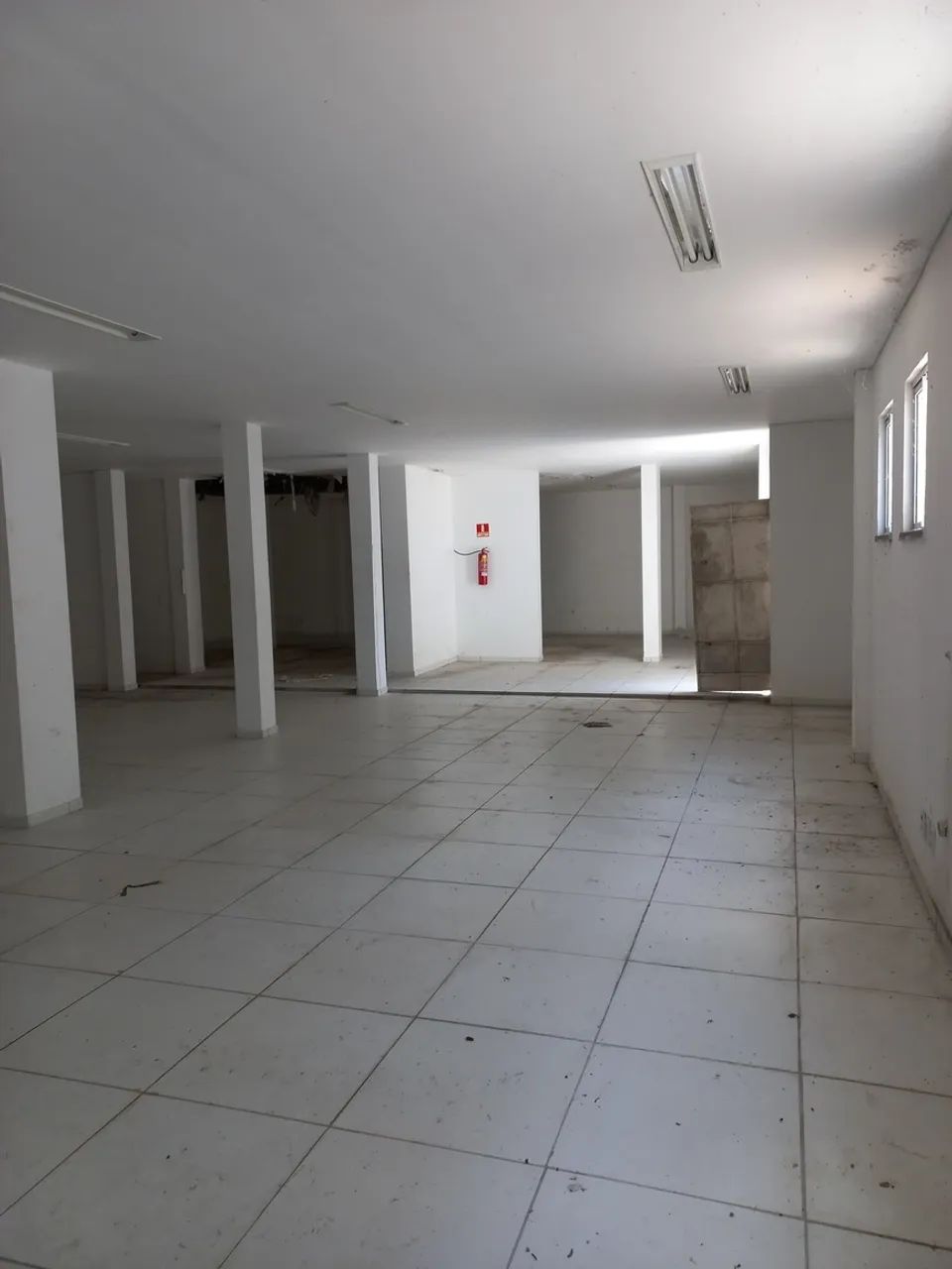 Excelente espaço comercial para o seu negócio! O imóvel conta com garagem lateral para car - Foto 5