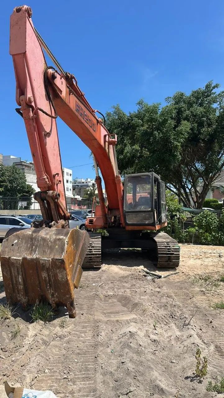 ? *ESCAVADEIRA FH200 1999 - OPORTUNIDADE ÚNICA!* ?