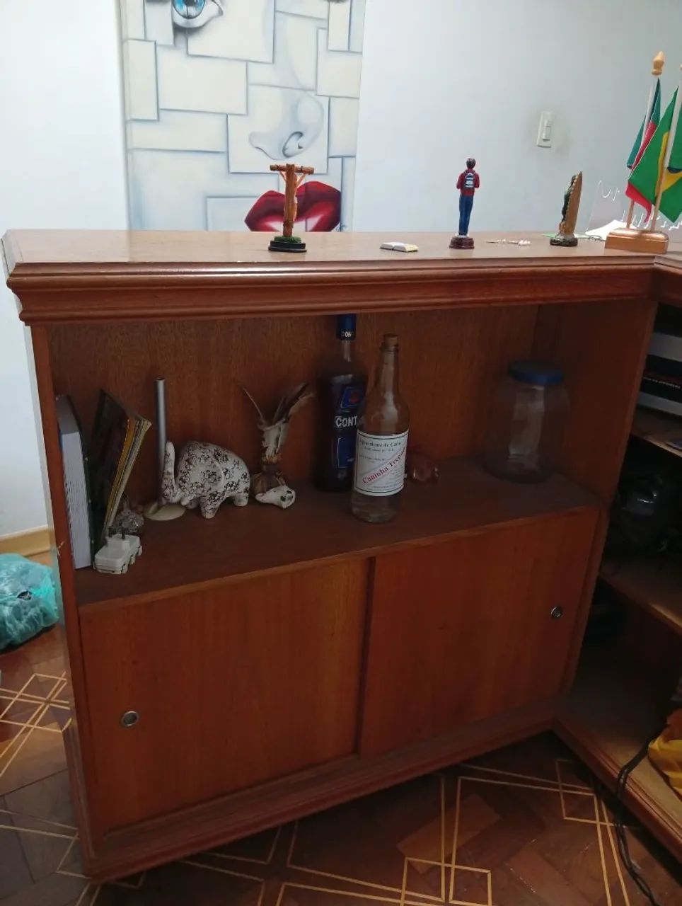 Barzinho de madeira com espelho - Foto 3