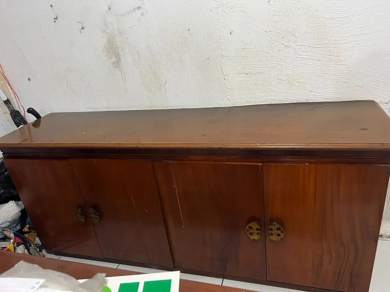Mesa com cadeiras e um aparador  - Foto 3