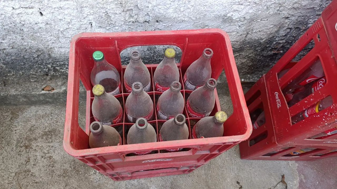 Caixa com garrafa de coca cola retornáveis  - Foto 2