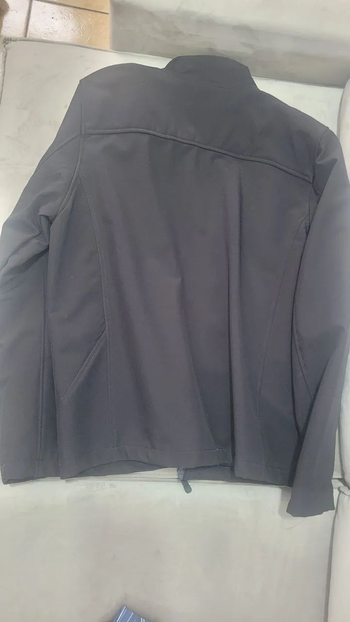 JAQUETA GUESS ORIGINAL - SOFTSHELL - NOVA - TAM M (SEM CAPUZ) - Foto 4