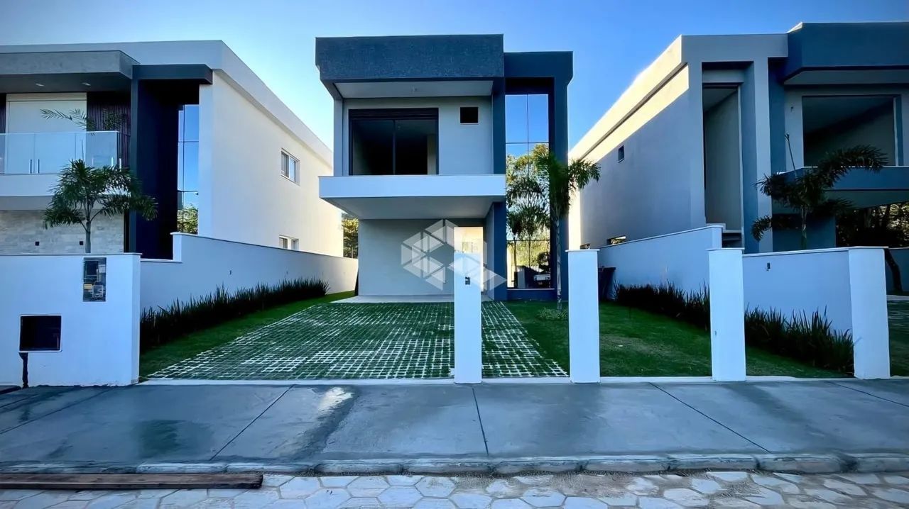 Casa à venda com 3 Suítes no Cacupé