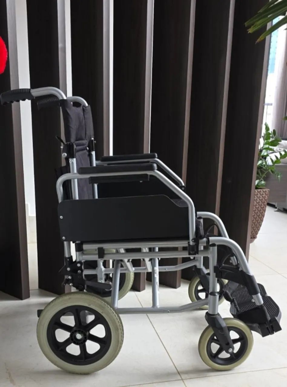 Excelente cadeira de rodas dobrável  e confortável  - Foto 5
