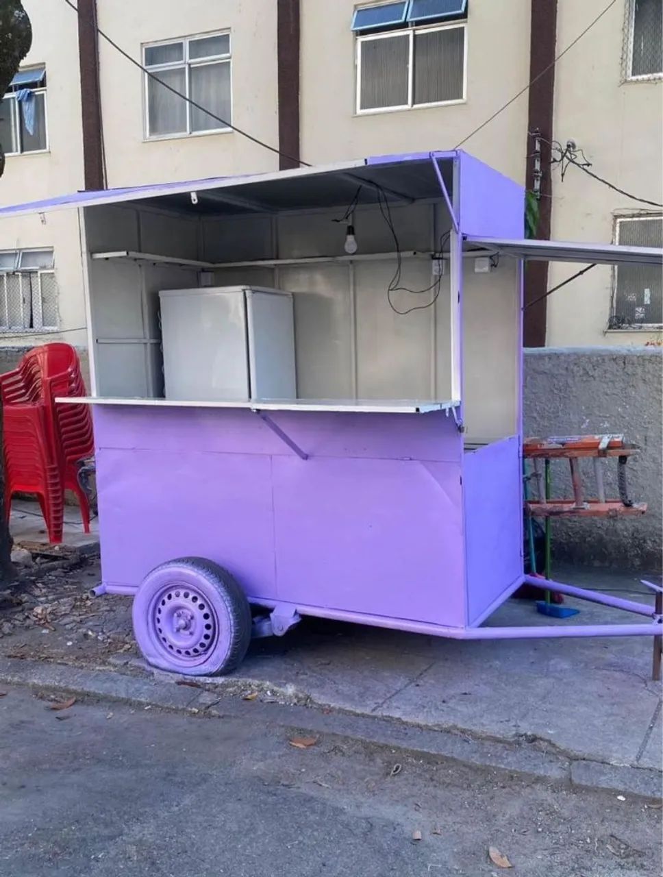 Treiler para trabalho em ótimo estado com rodas e espaço para geladeira e freezer deitado 