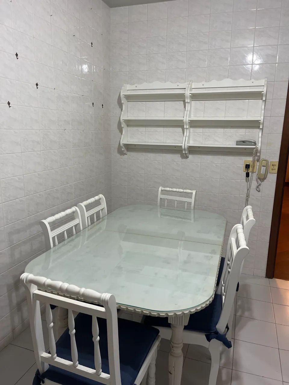 Mesa, cadeiras e estante 