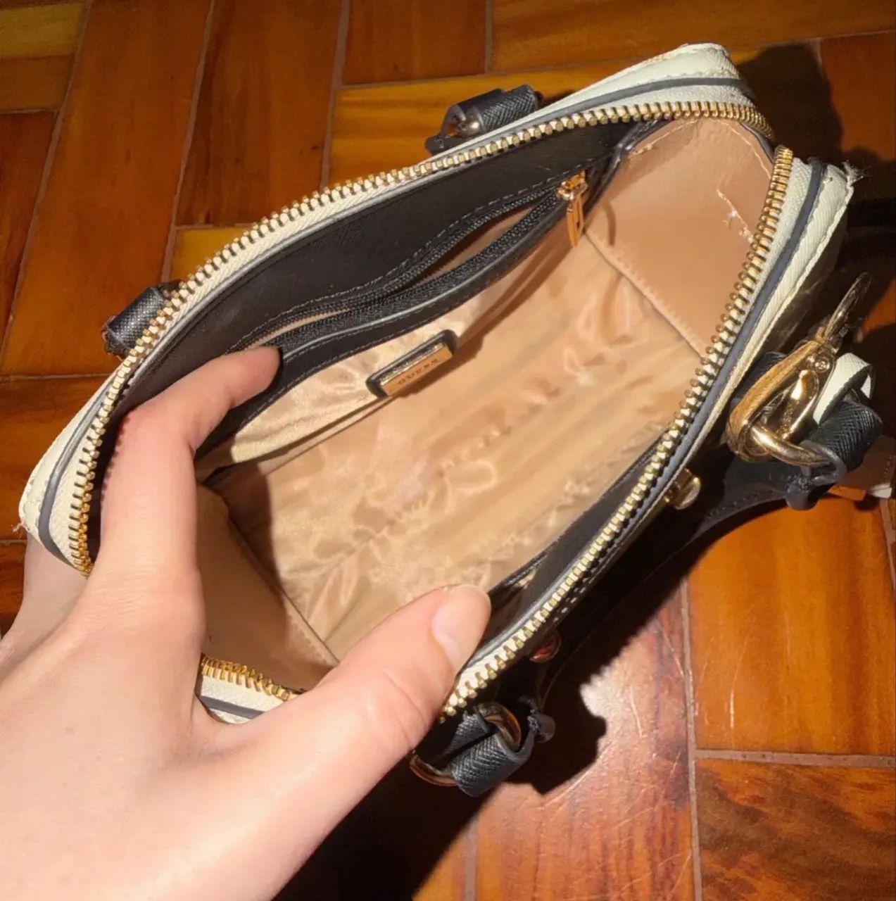 Bolsa Guess Original Off White e Preta Excelente Estado - Foto 2