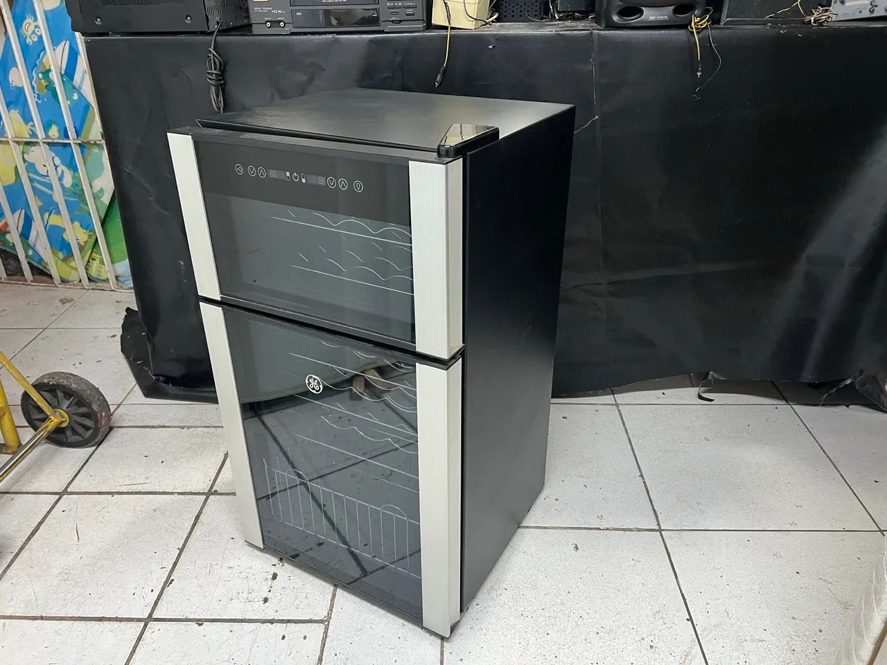 Adega GE Easy Cooler Dual Zone Para 29 Garrafas com Defeito  - Foto 3