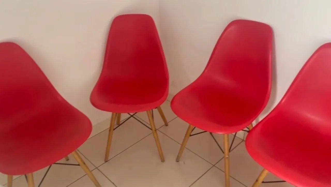 Cadeira Eames vermelha