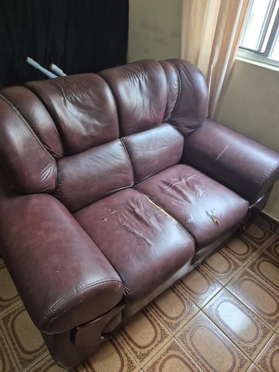 Sofá 2 lugares estofado bom de courvin minimo detalhe
