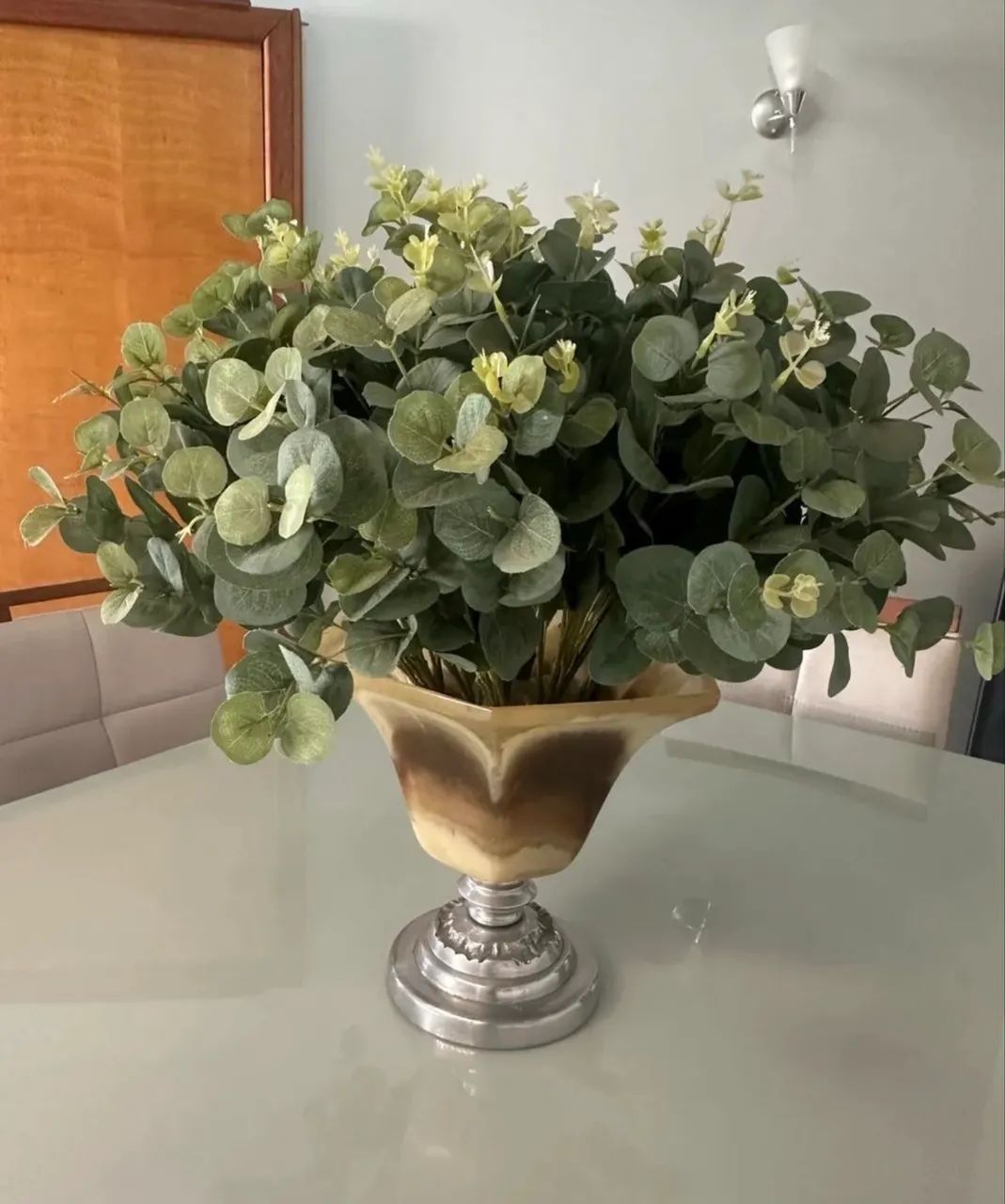 Vaso ornamental com buquê de eucalipto 