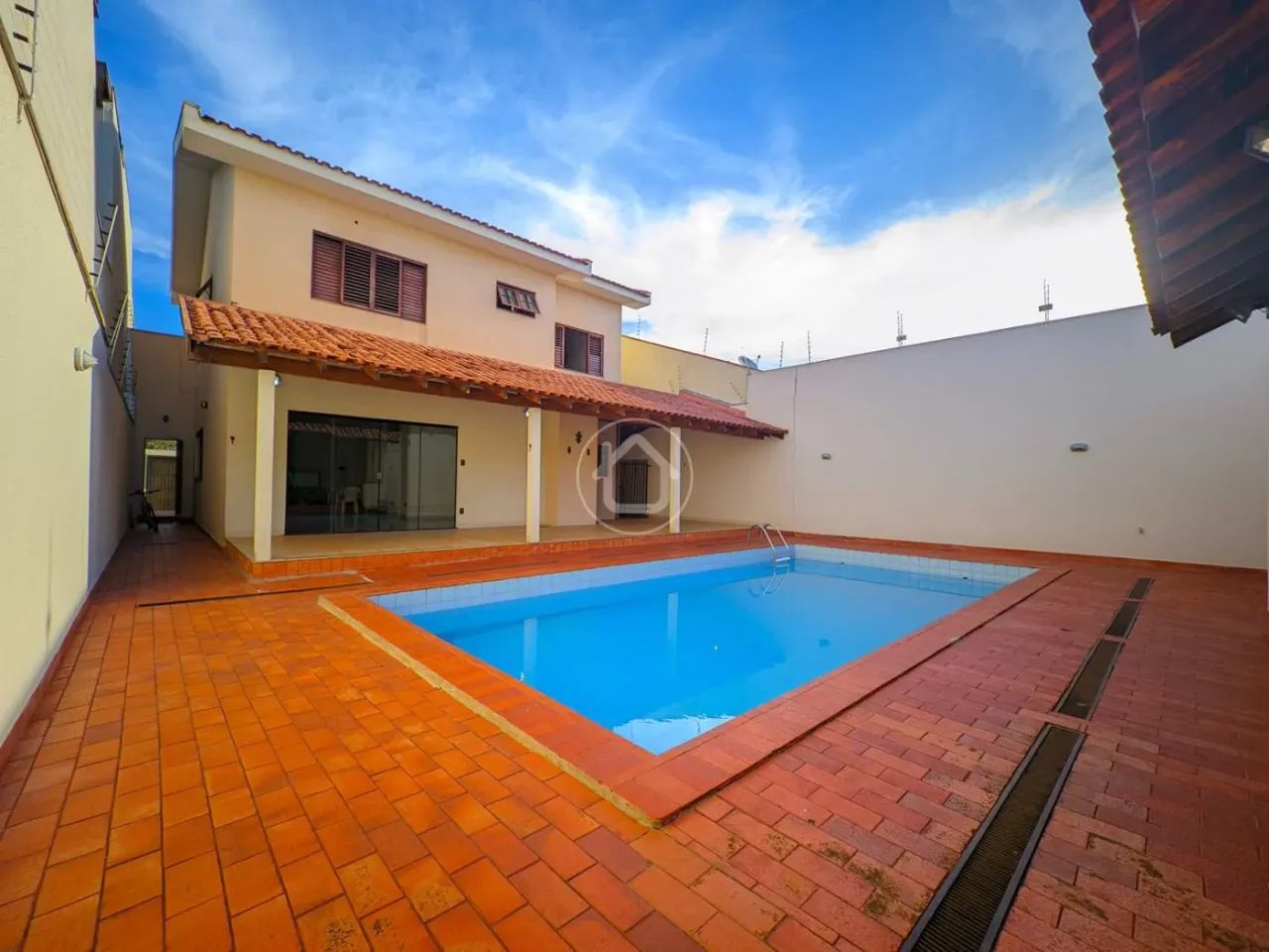SOBRADO AMPLO COM 4 QUARTOS E PISCINA - Foto 2