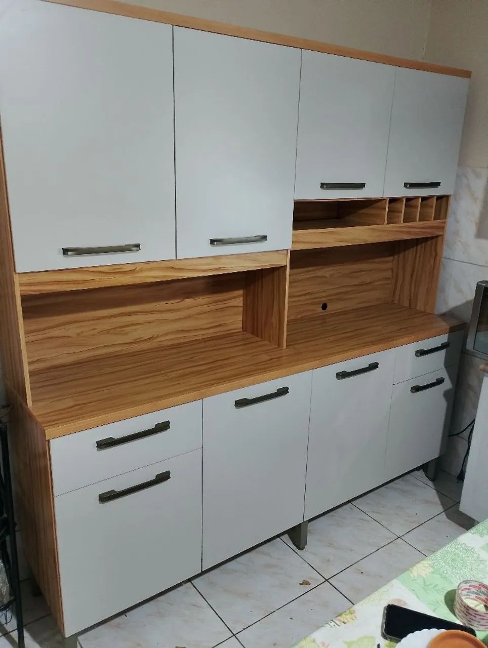 Armário de cozinha com 8 portas e 2 gavetas 