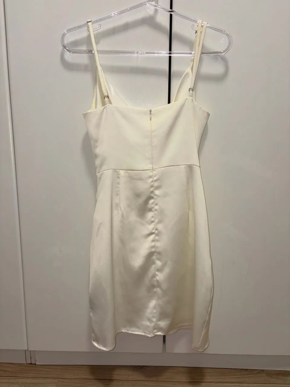 Vestido curto acetinado off white