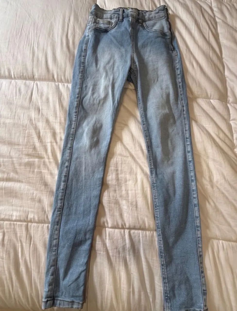 Calça jeans lança perfume