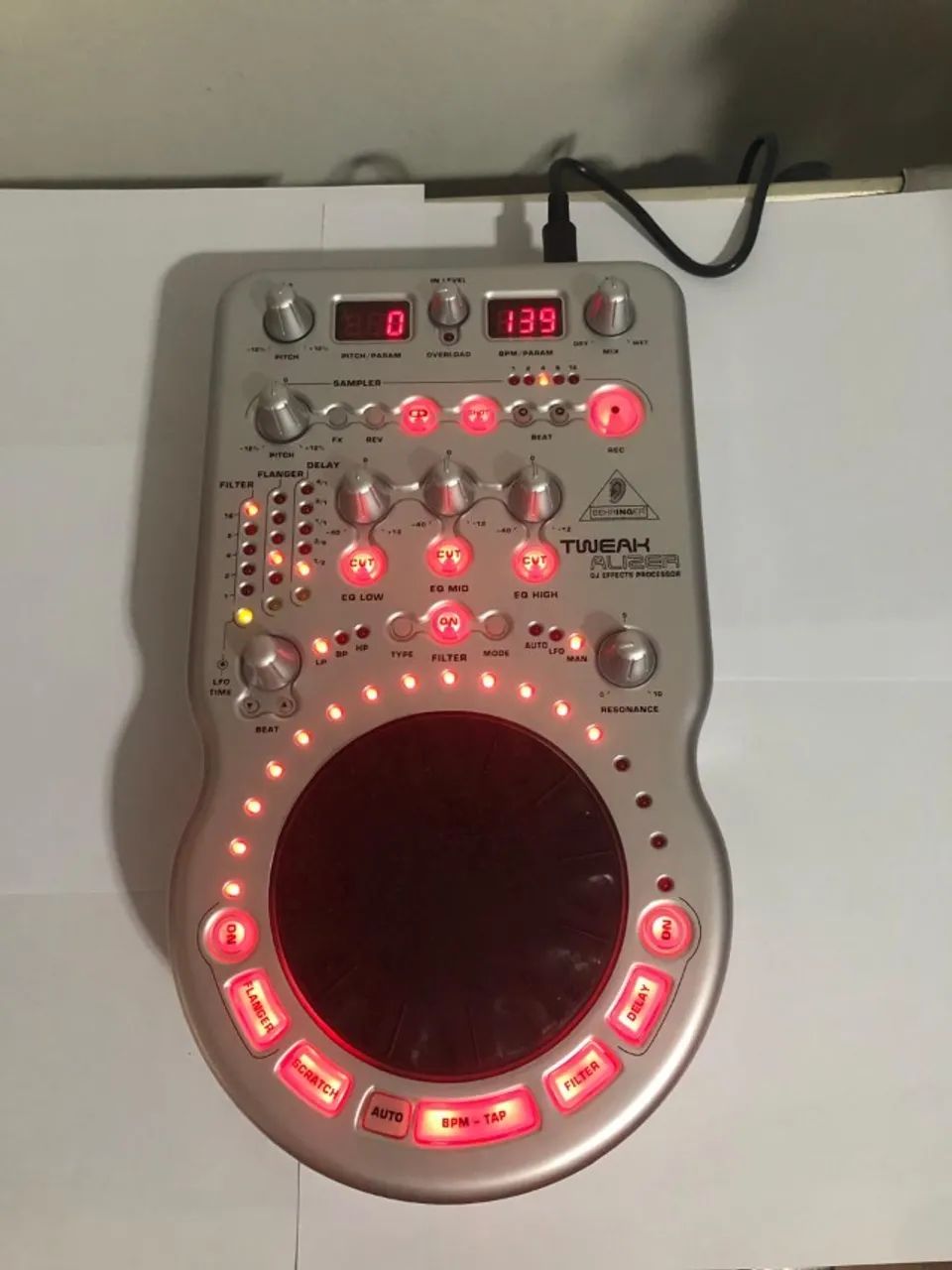 BEHRINGER DFX69 PRÉ AMPLIFICADOR PHONO E LINE IN COM SAMPLER E PROCESSADOR DE EFEITOS DJ