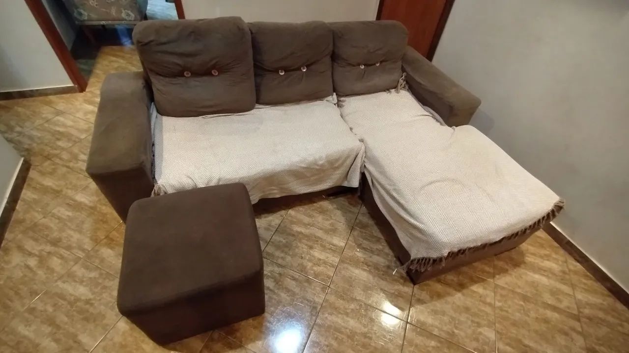 Sofá três lugares 