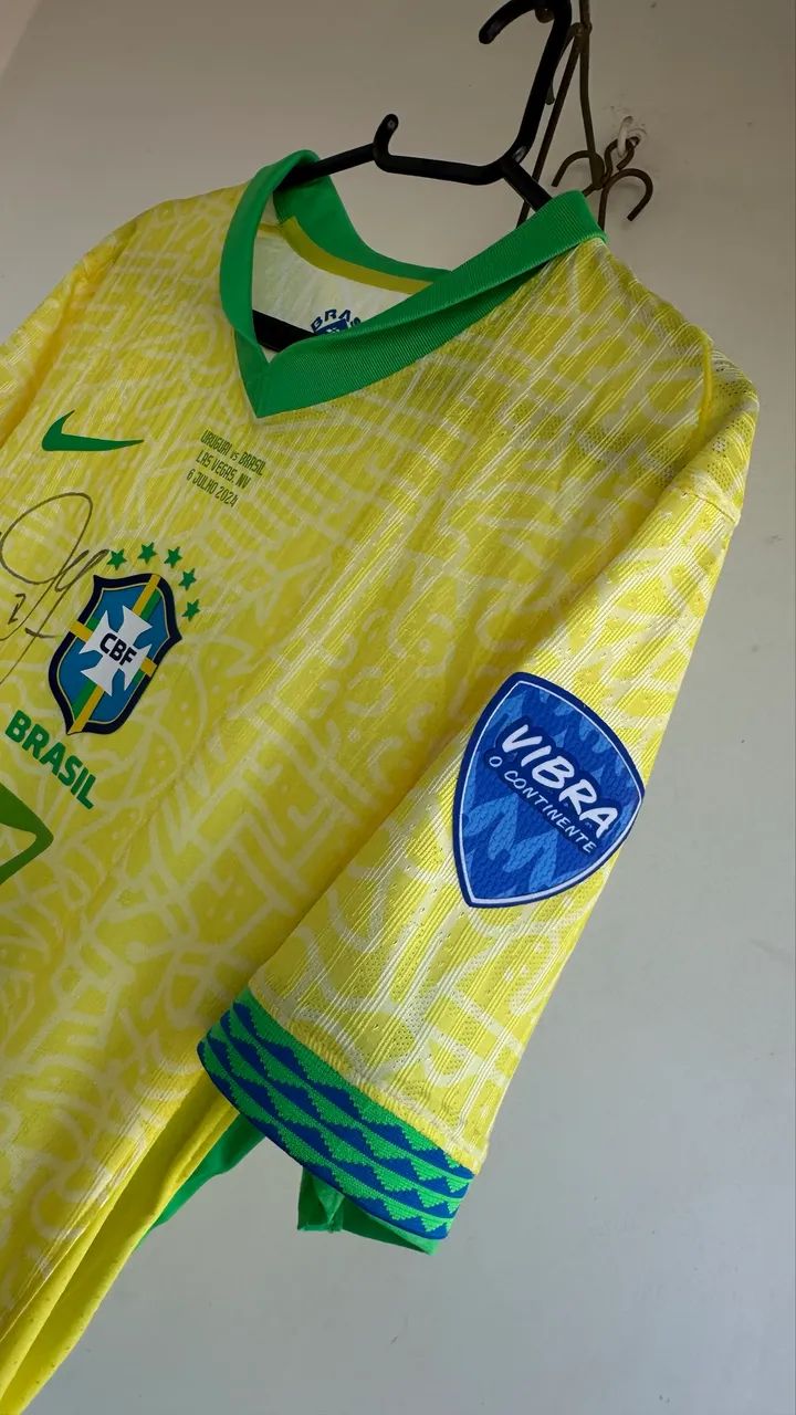 Camisa Brasil autografada Vini jr 