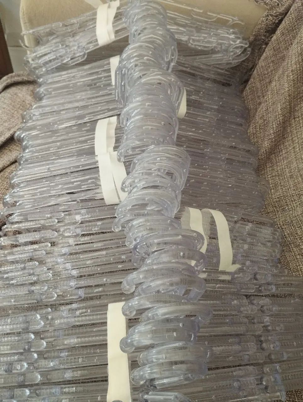 Cabides de acrílico seminovos comuns, reforçados e com presilhas<br> - Foto 2