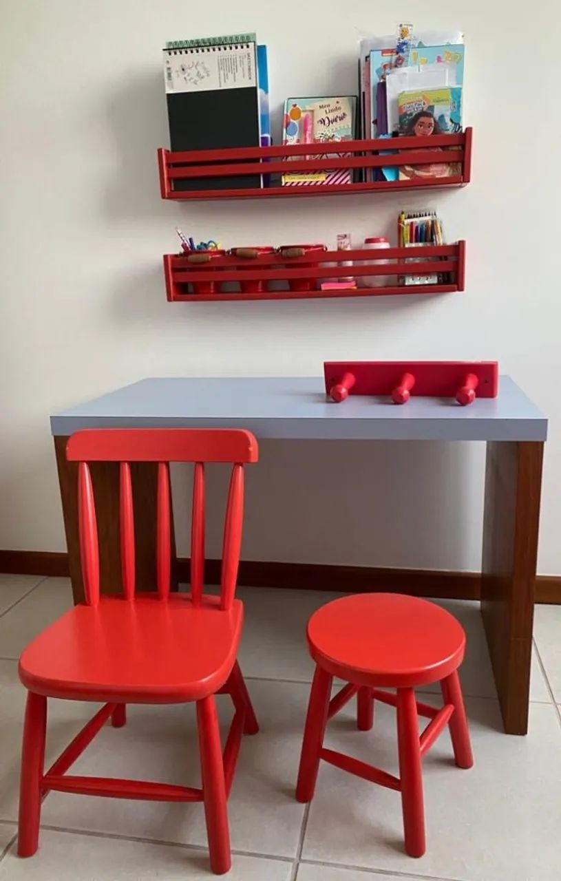 Mesa infantil com cadeira e banco