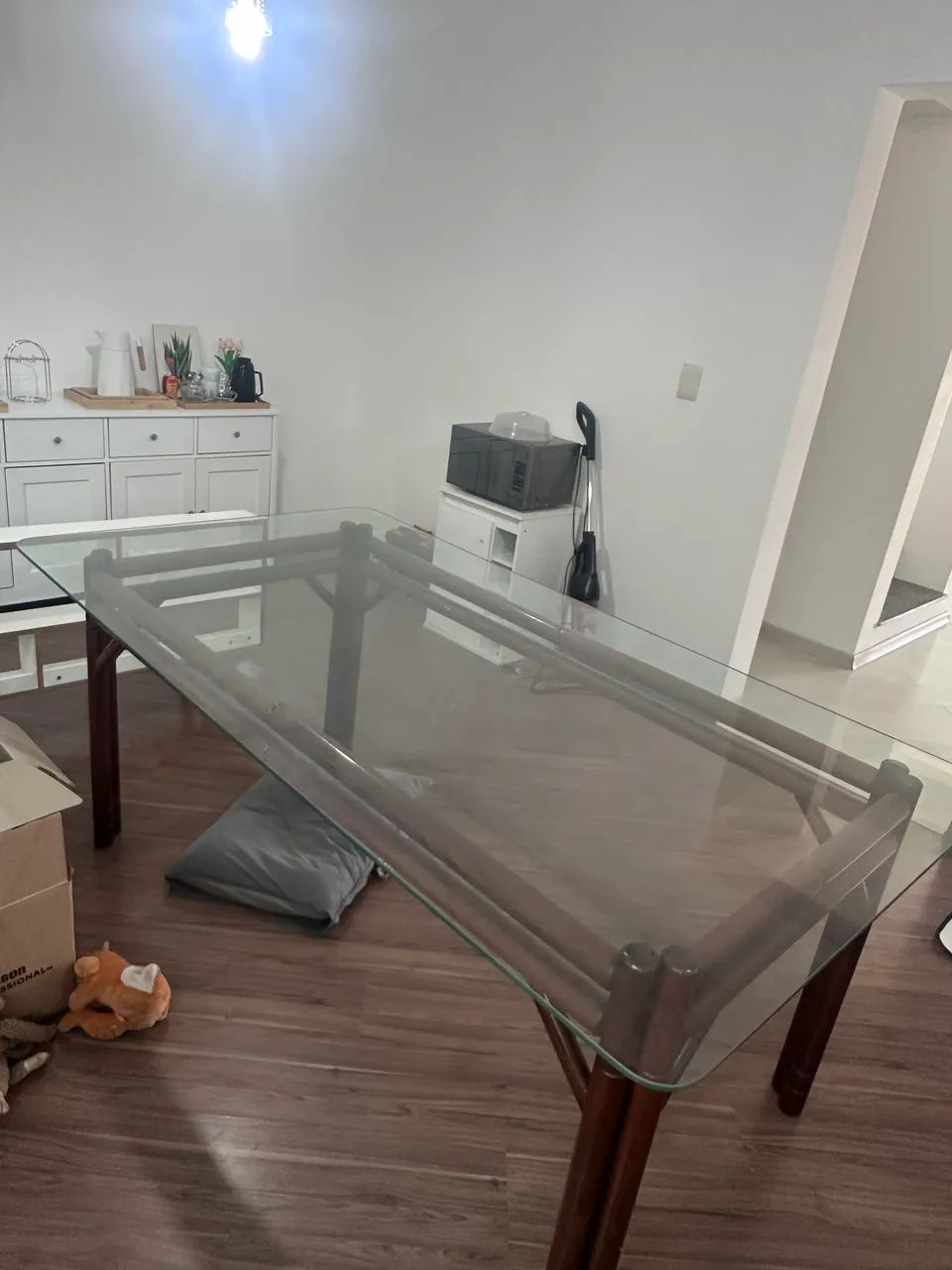 Mesa de jantar de madeira com tampo de vidro - Foto 3